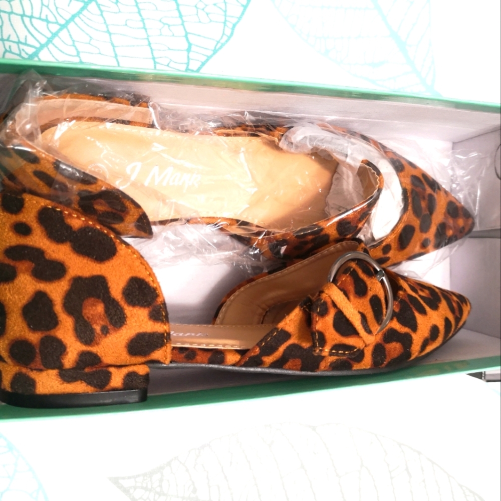 Flat leopard print shoes